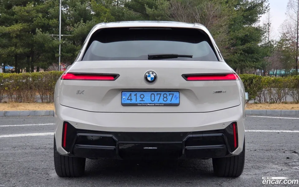 BMW iX xDrive45 M 2025 — миниатюра 4