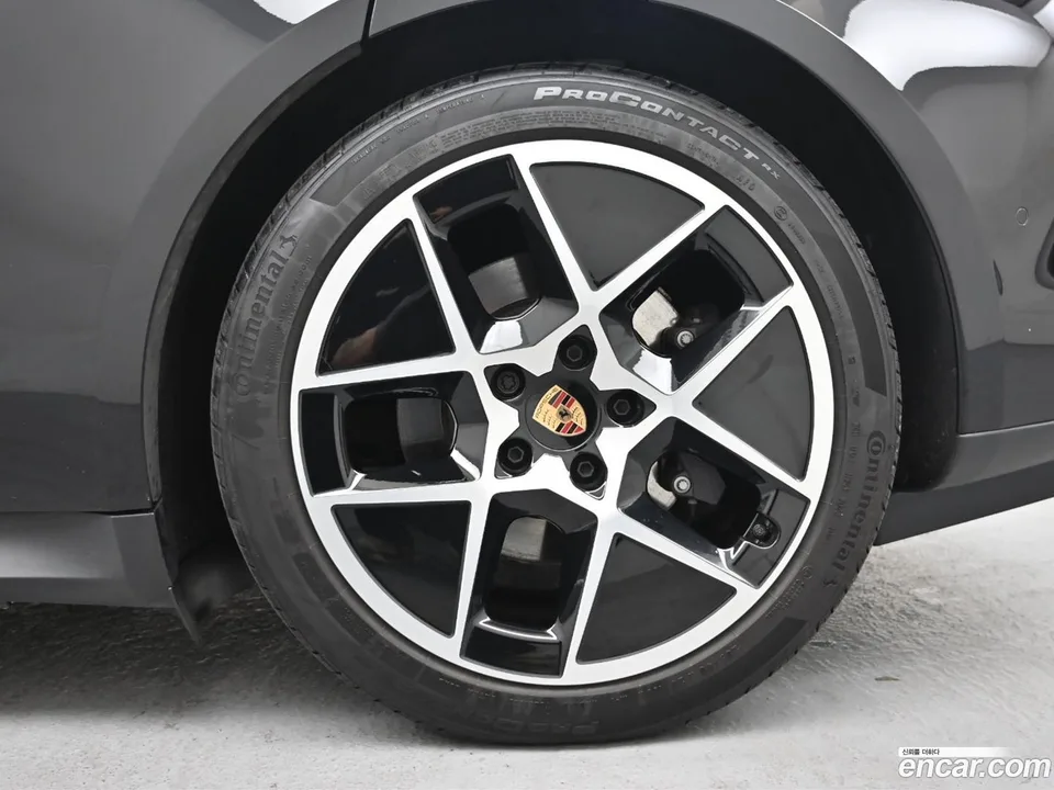 Porsche Taycan 2024 — миниатюра 2