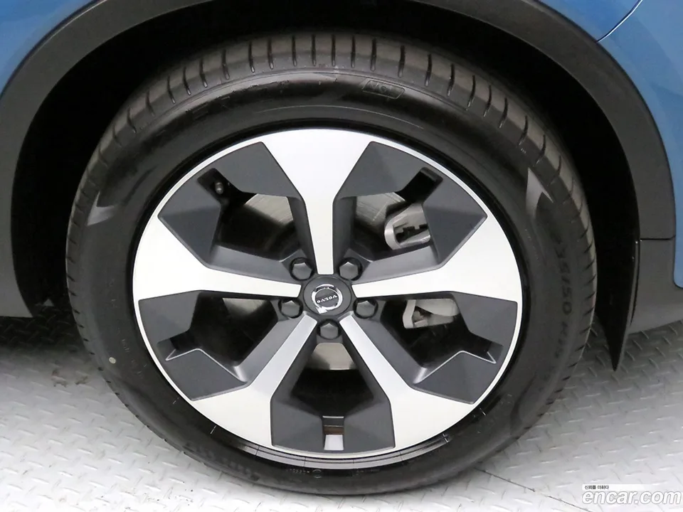 Volvo XC40 B4 2025 — миниатюра 2