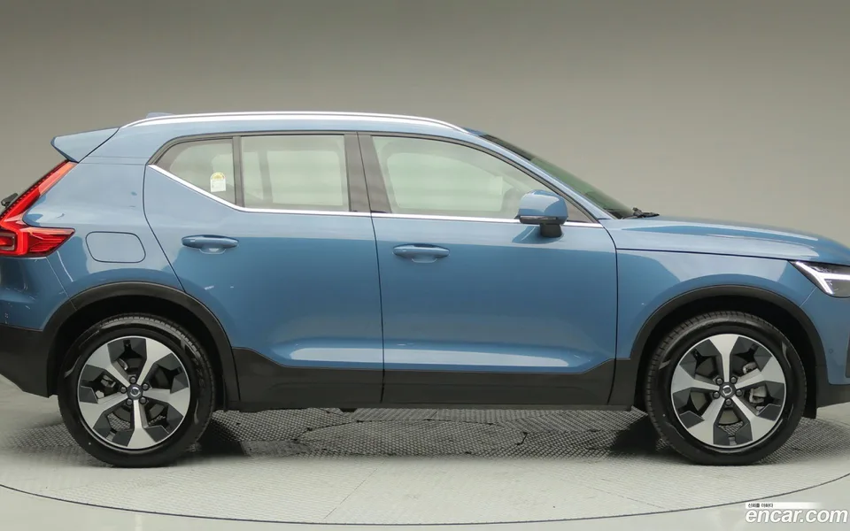 Volvo XC40 B4 2025 — миниатюра 4
