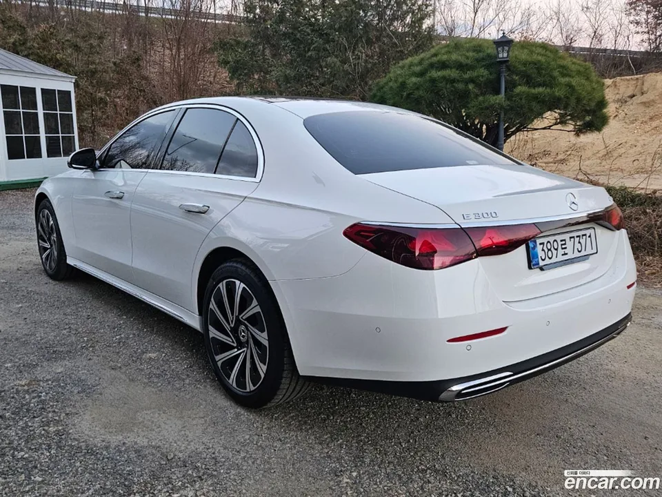 Mercedes-Benz E-Class E300 4MATIC 2025 — миниатюра 4