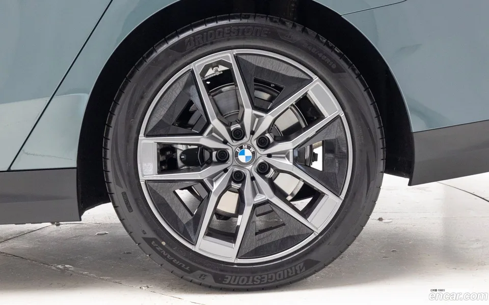 BMW 5 Series 520i 2025 — миниатюра 5
