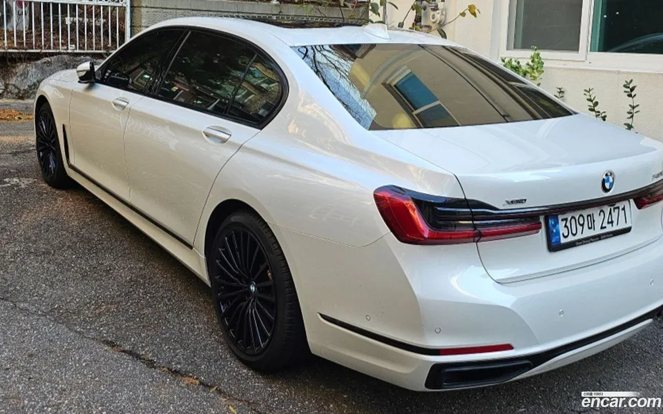 BMW 7 Series 740Li xDrive 2022 — фото 1, купить с доставкой в Москву