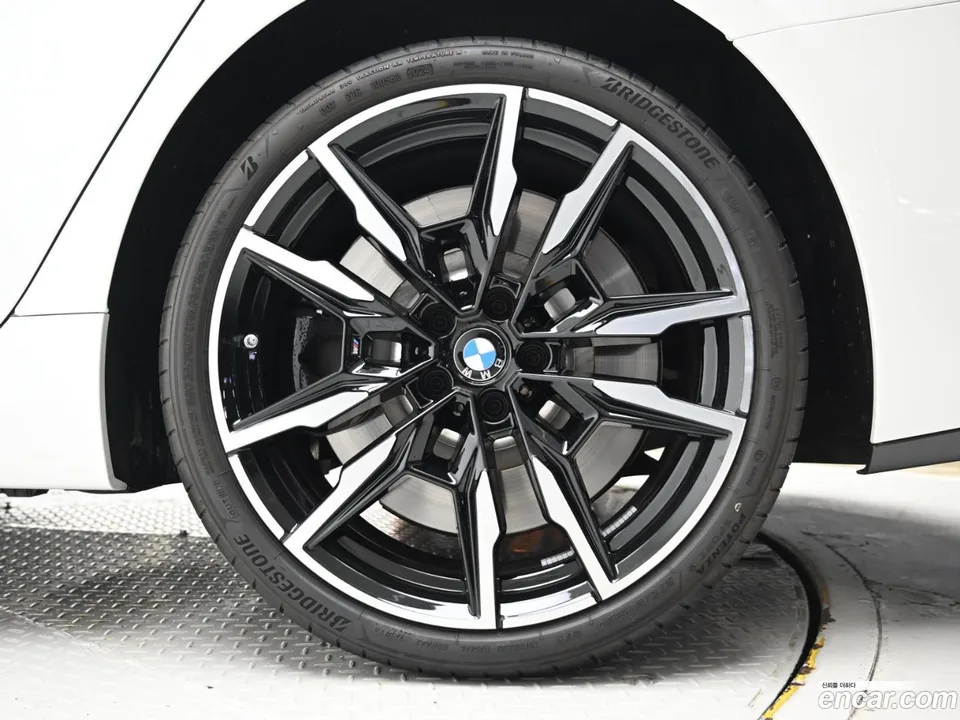 BMW 8 Series M850i xDrive 2025 — миниатюра 5