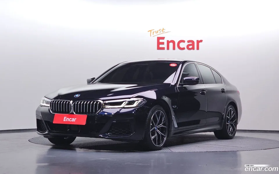 BMW 5 Series 530e M 2023 — фото 1, купить с доставкой в Москву