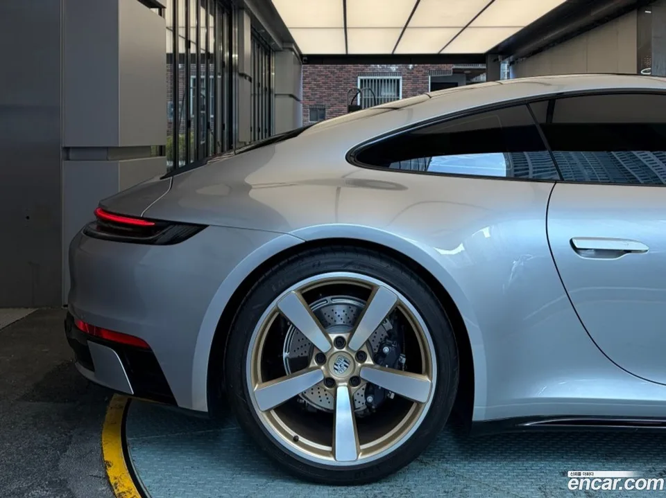 Porsche 911 (992) 2024 — миниатюра 2