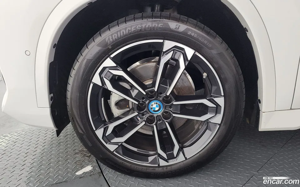 BMW iX1 xDrive 30 M 2024 — миниатюра 2