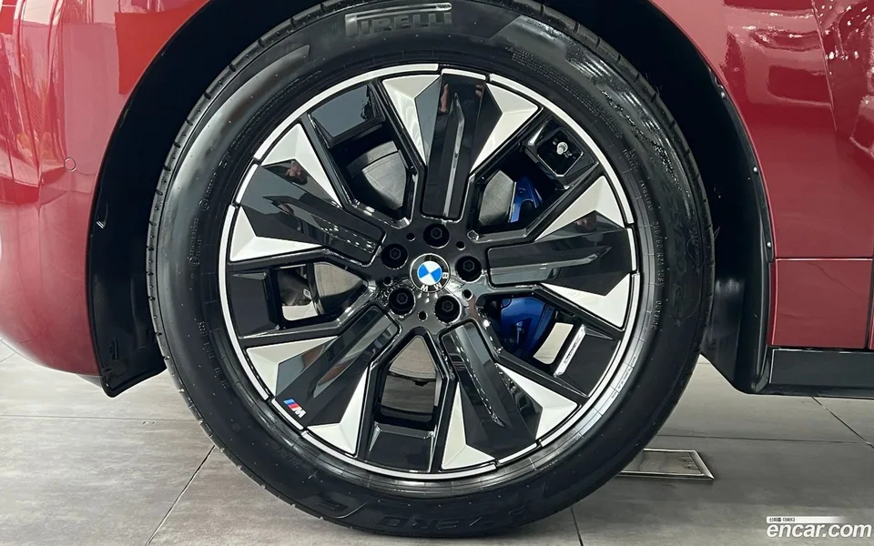 BMW iX xDrive45 M 2025 — миниатюра 2