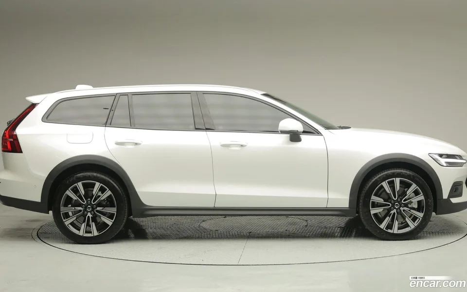 Volvo V60 Cross Country B5 AWD 2025 — миниатюра 3