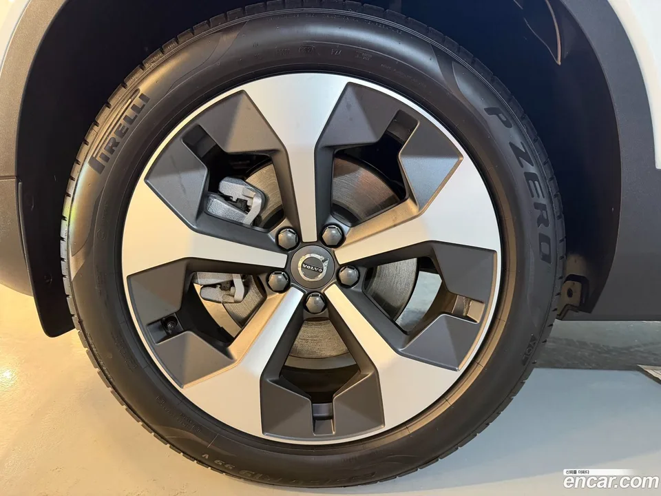 Volvo XC40 B4 2025 — миниатюра 2