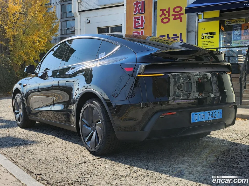 Tesla Model Y AWD 2025 — миниатюра 2