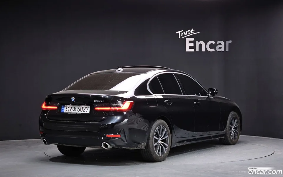 BMW 3 Series 320i 2022 — фото 1, купить с доставкой в Москву