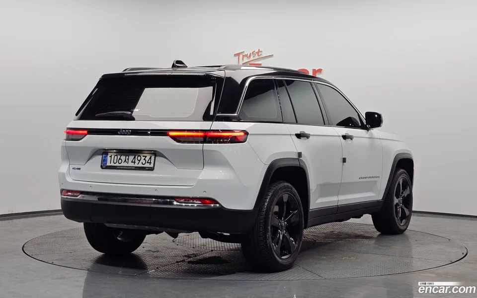 Jeep Grand Cherokee 4xe 2023 — фото 1, купить с доставкой в Москву