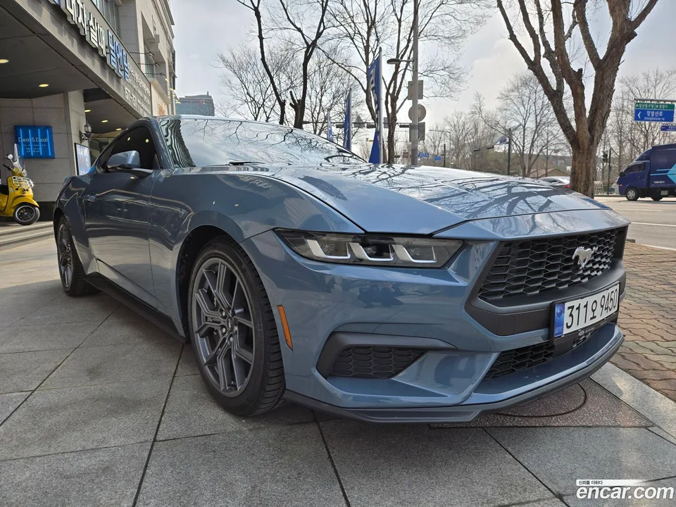 Ford Mustang 2.3 2024 — фото 1, купить с доставкой в Москву