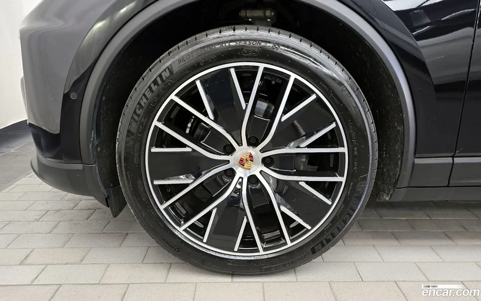Porsche Macan Electric 4 2025 — миниатюра 2
