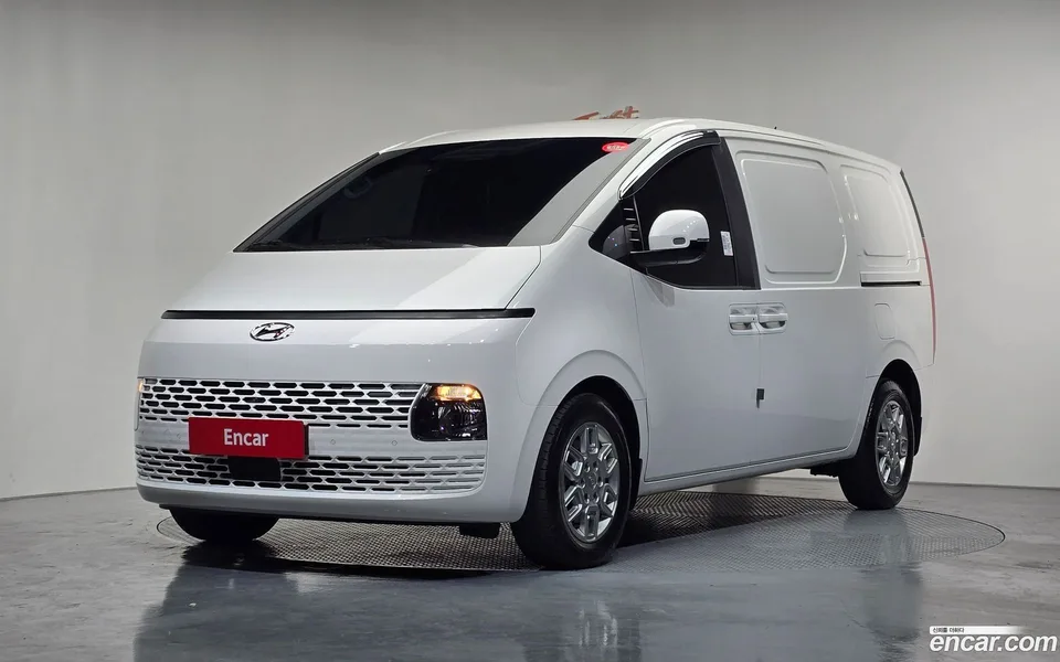 Hyundai Staria 3 2023 — фото 1, купить с доставкой в Москву