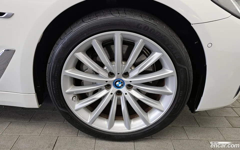 BMW 5 Series 530e 2022 — миниатюра 2