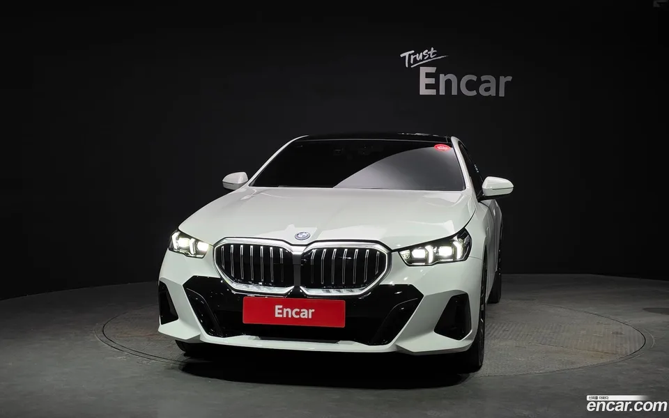 BMW 5 Series 530e M 2025 — миниатюра 2