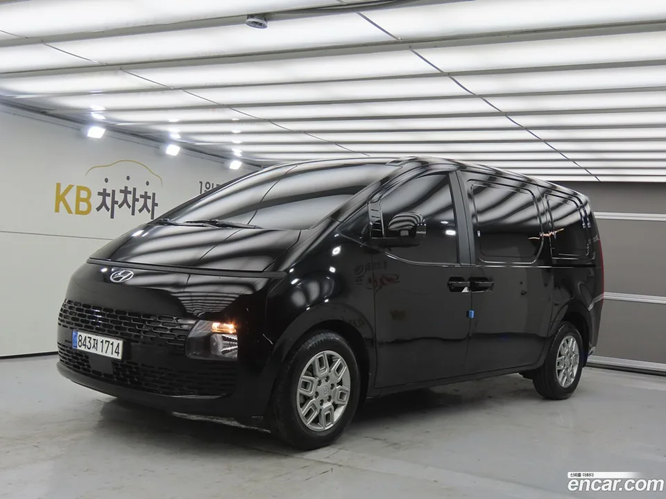 Hyundai Staria 3 2023 — фото 1, купить с доставкой в Москву