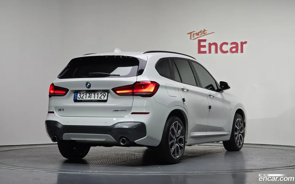 BMW X1 xDrive 20i M 2022 — фото 1, купить с доставкой в Москву
