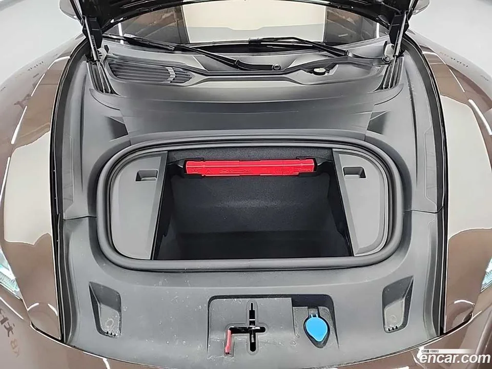 Porsche Taycan 2025 — миниатюра 2