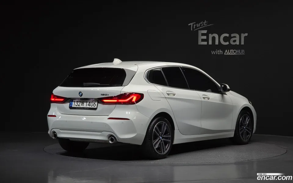 BMW 1 Series 120i 2022 — фото 1, купить с доставкой в Москву