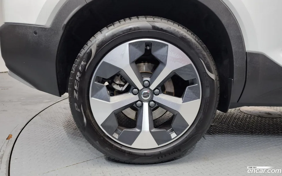 Volvo XC40 B4 2023 — миниатюра 5