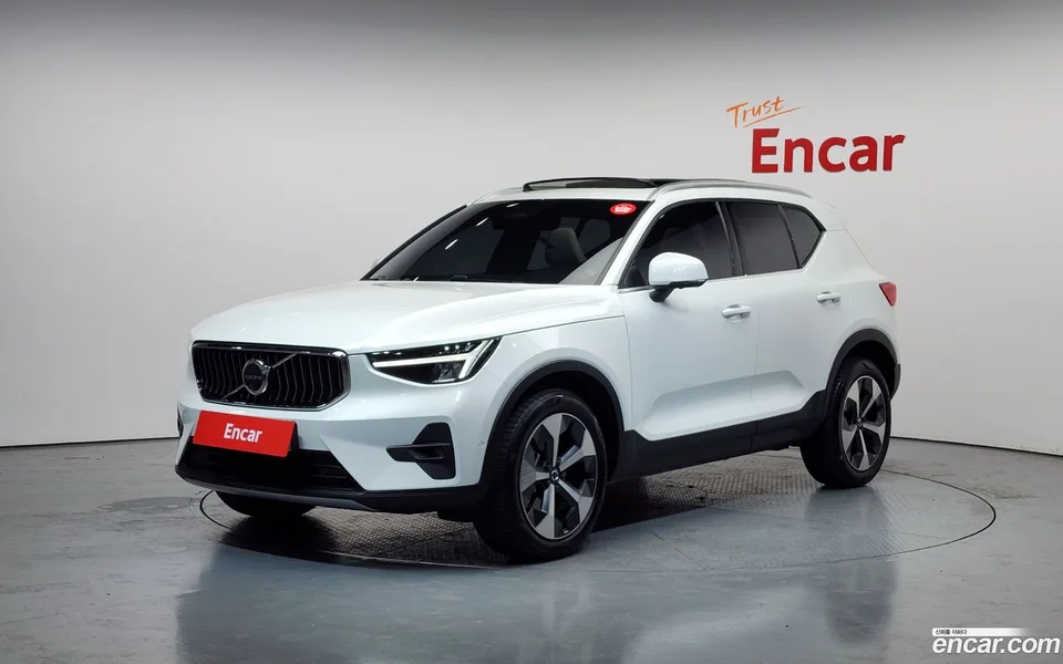 Volvo XC40 B4 2023 — фото 1, купить с доставкой в Москву