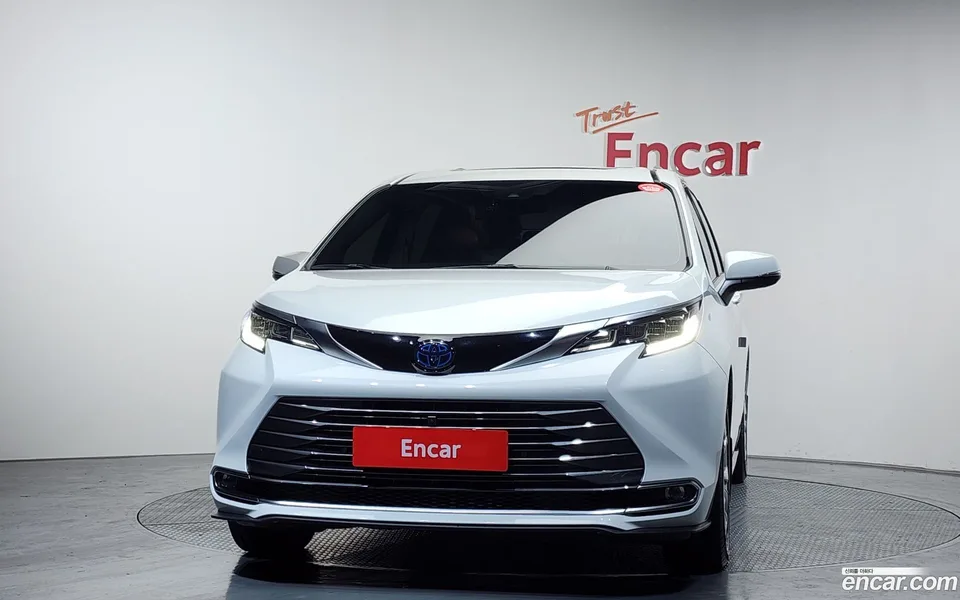 Toyota Sienna 2.5 2WD 2023 — миниатюра 3
