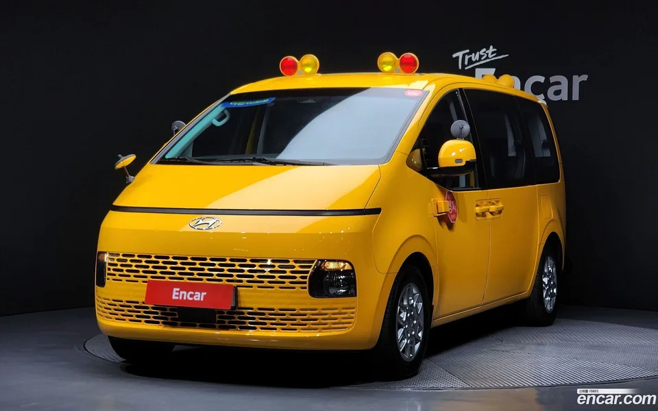 Hyundai Staria 2WD 2023 — фото 1, купить с доставкой в Москву