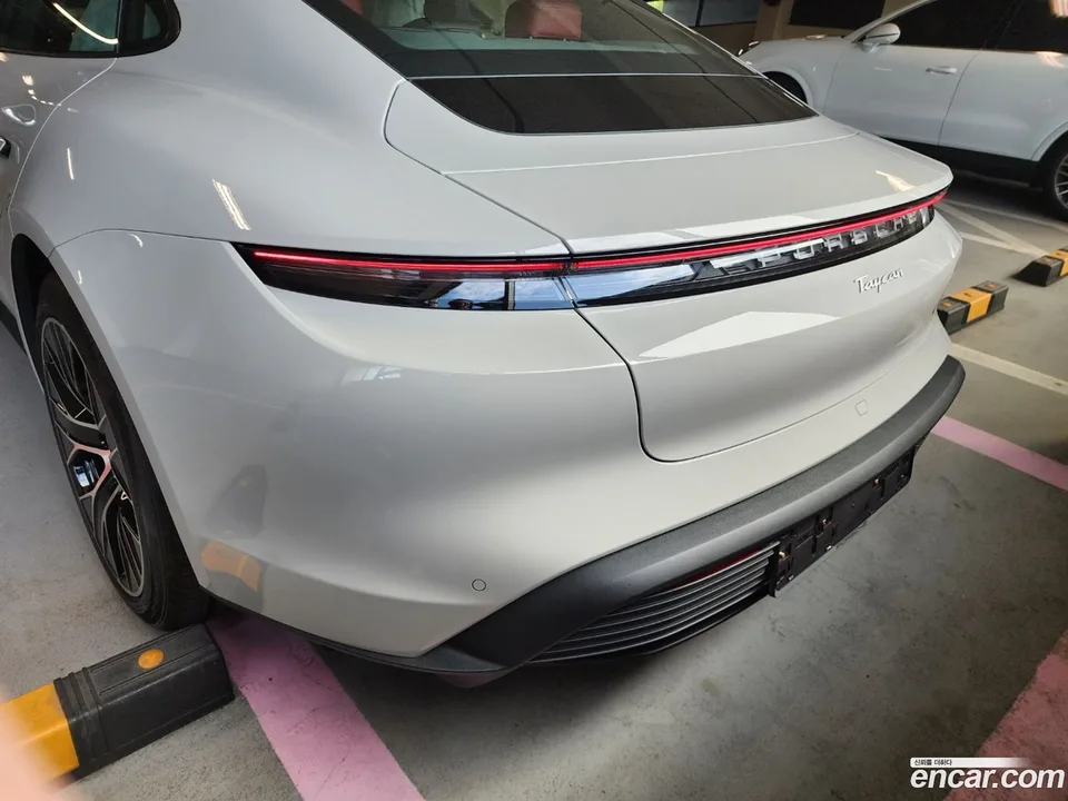 Porsche Taycan 2023 — миниатюра 2