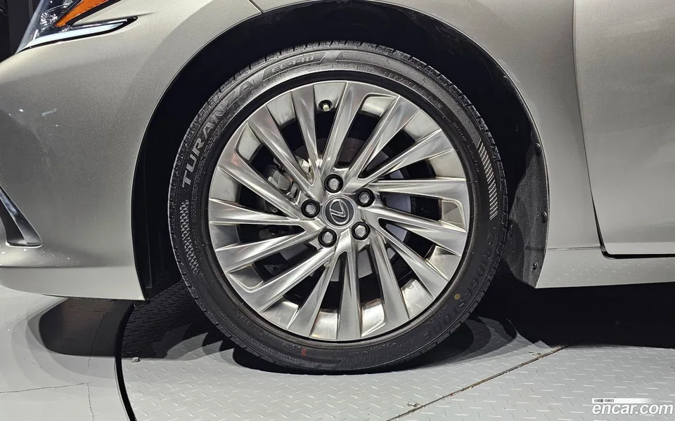Lexus ES 300h 2023 — миниатюра 2