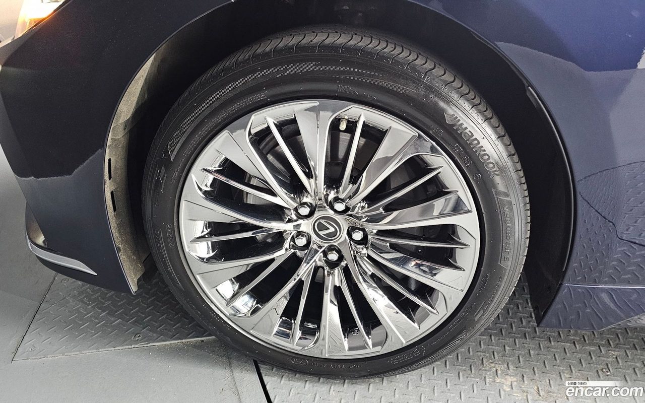 Lexus LS 500h 2022 — 5