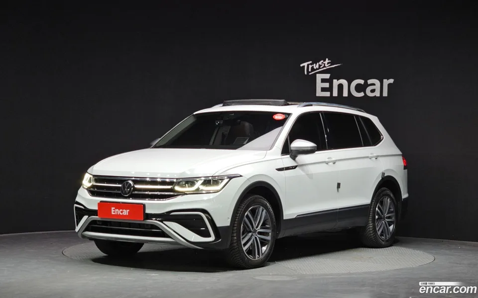 Volkswagen Tiguan Allspace 2.0 TSI 2023 — фото 1, купить с доставкой в Москву