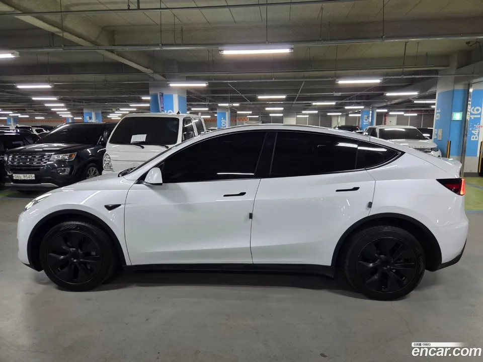 Tesla Model Y AWD 2024 — миниатюра 2
