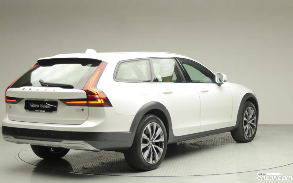 Volvo V90 Cross Country B5 AWD 2025 — миниатюра 4