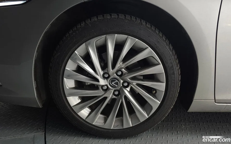 Lexus ES 300h 2022 — миниатюра 2