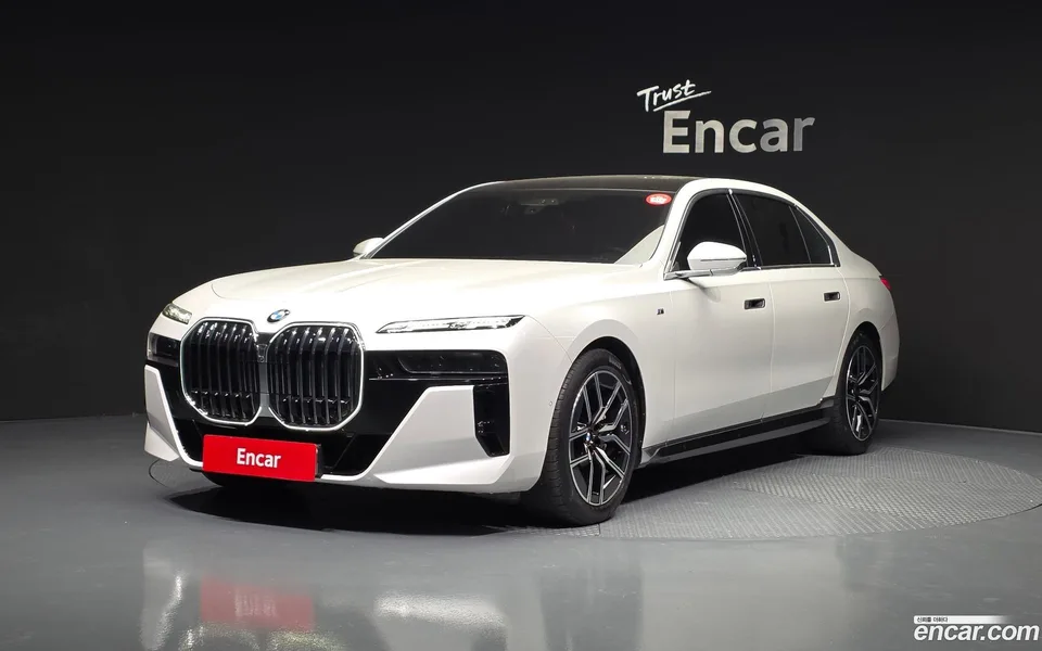 BMW 7 Series 740i sDrive M 2023 — фото 1, купить с доставкой в Москву