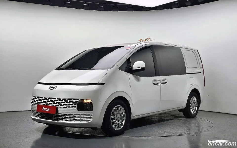 Hyundai Staria 5 2022 — фото 1, купить с доставкой в Москву