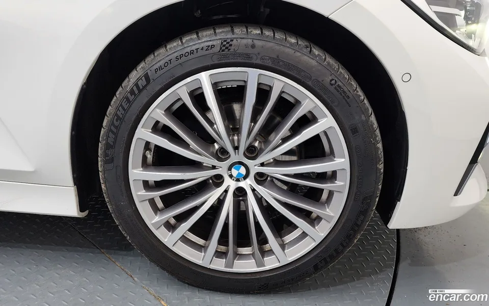 BMW 3 Series 320i 2022 — thumbnail 5