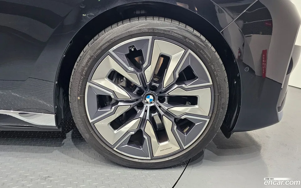 BMW 7 Series 750e xDrive 2023 — миниатюра 5