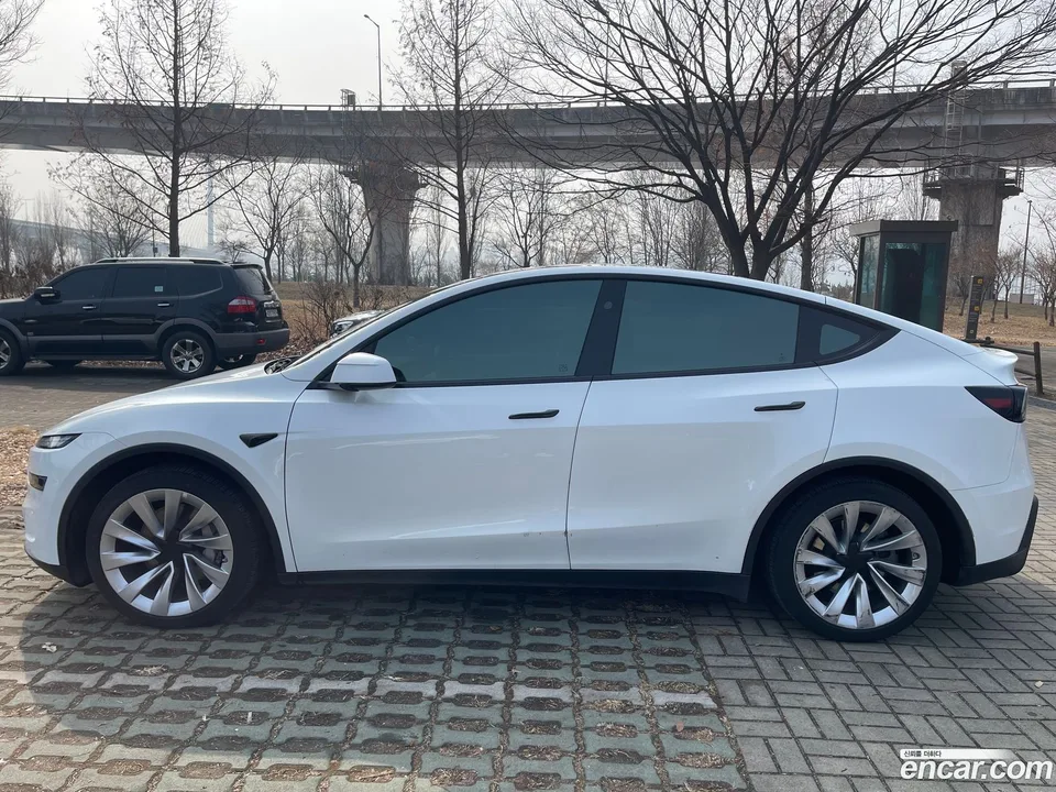 Tesla Model Y AWD 2025 — миниатюра 2