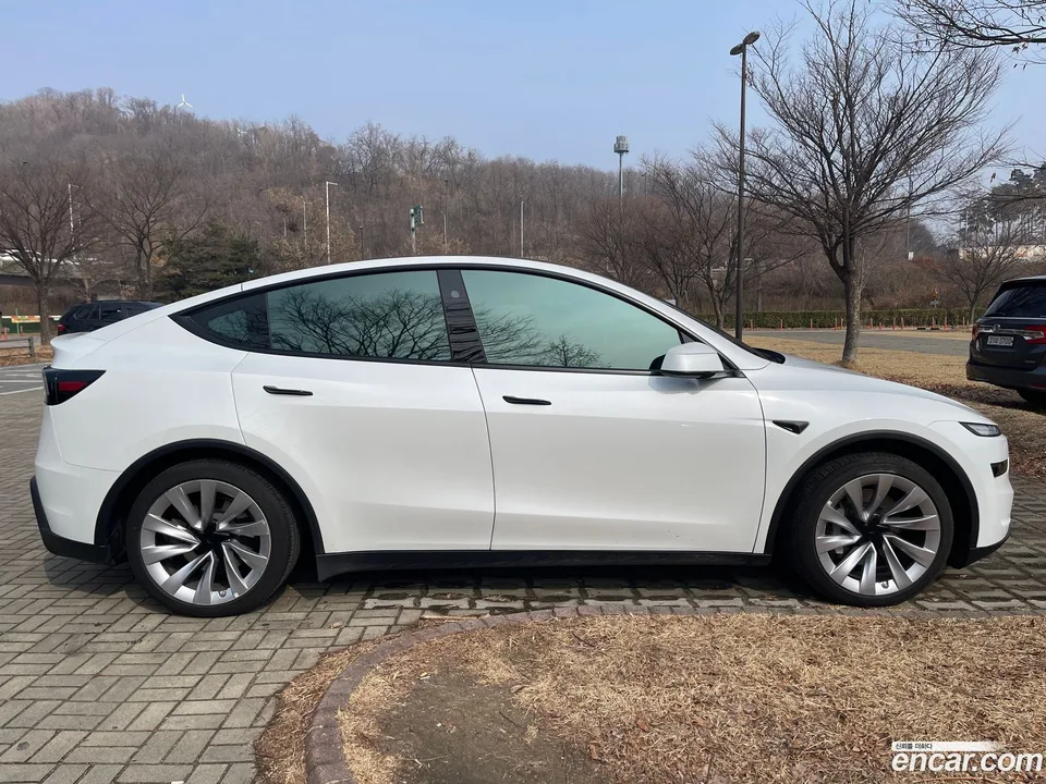 Tesla Model Y AWD 2025 — миниатюра 5