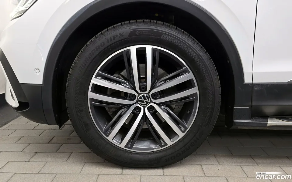 Volkswagen Tiguan Allspace 2.0 TSI 2023 — миниатюра 5