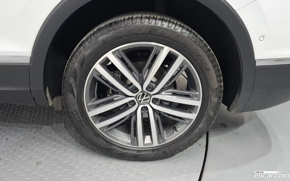Volkswagen Tiguan Allspace 2.0 TSI 2023 — миниатюра 2
