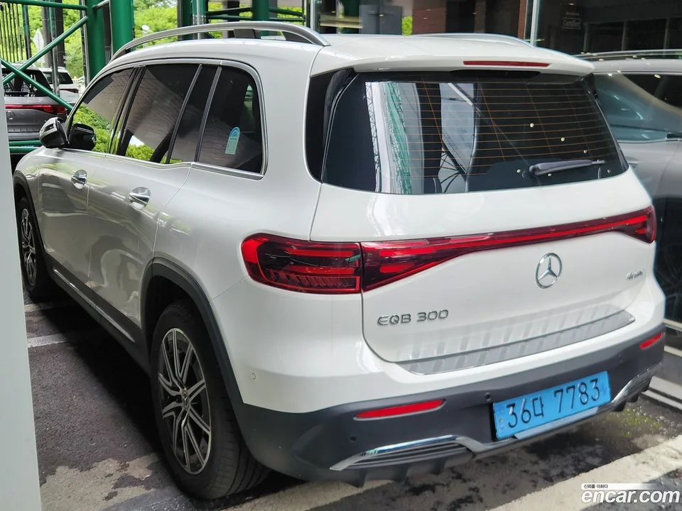 Mercedes-Benz EQB EQB300 4MATIC AMG 2024 — thumbnail 3