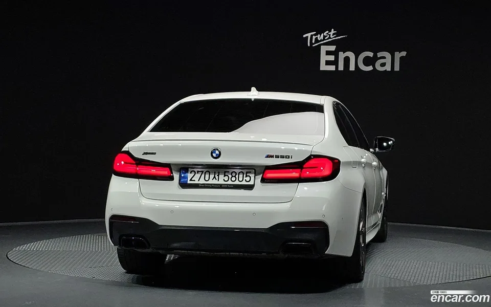 BMW 5 Series M550i xDrive 2022 — thumbnail 4