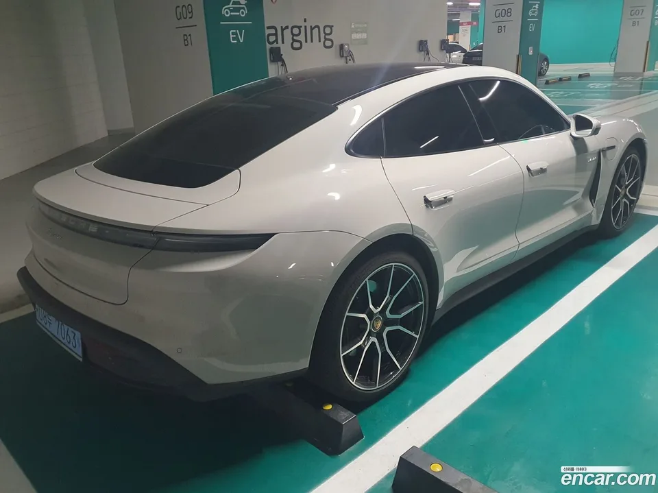 Porsche Taycan 2023 — миниатюра 2