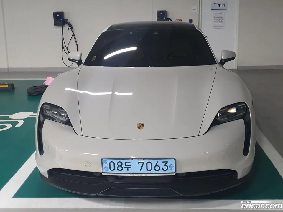 Porsche Taycan 2023 — миниатюра 3