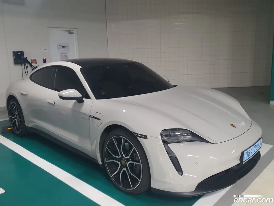 Porsche Taycan 2023 — фото 1, купить с доставкой в Москву